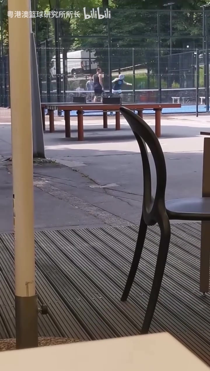 经典项目东契奇休赛期在家乡斯洛文尼亚打板式网球