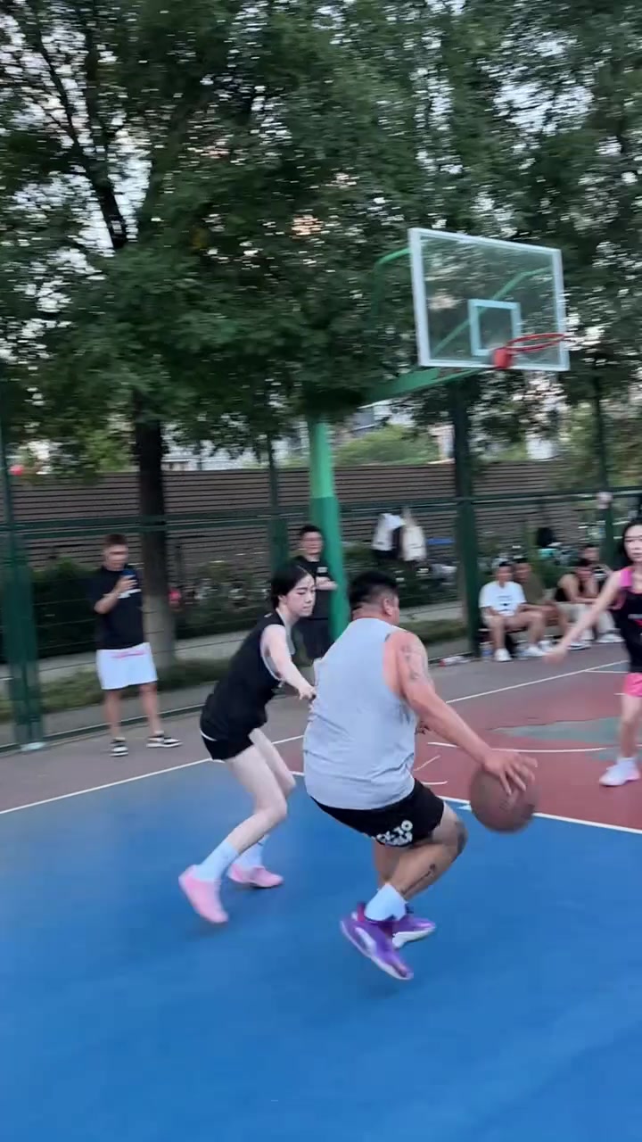 打篮球的女生真粘人啊好希望一个这样的妹子防我