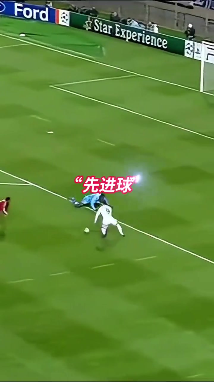 极其恐怖的核心力量C罗倒地不要紧球照样能踢进