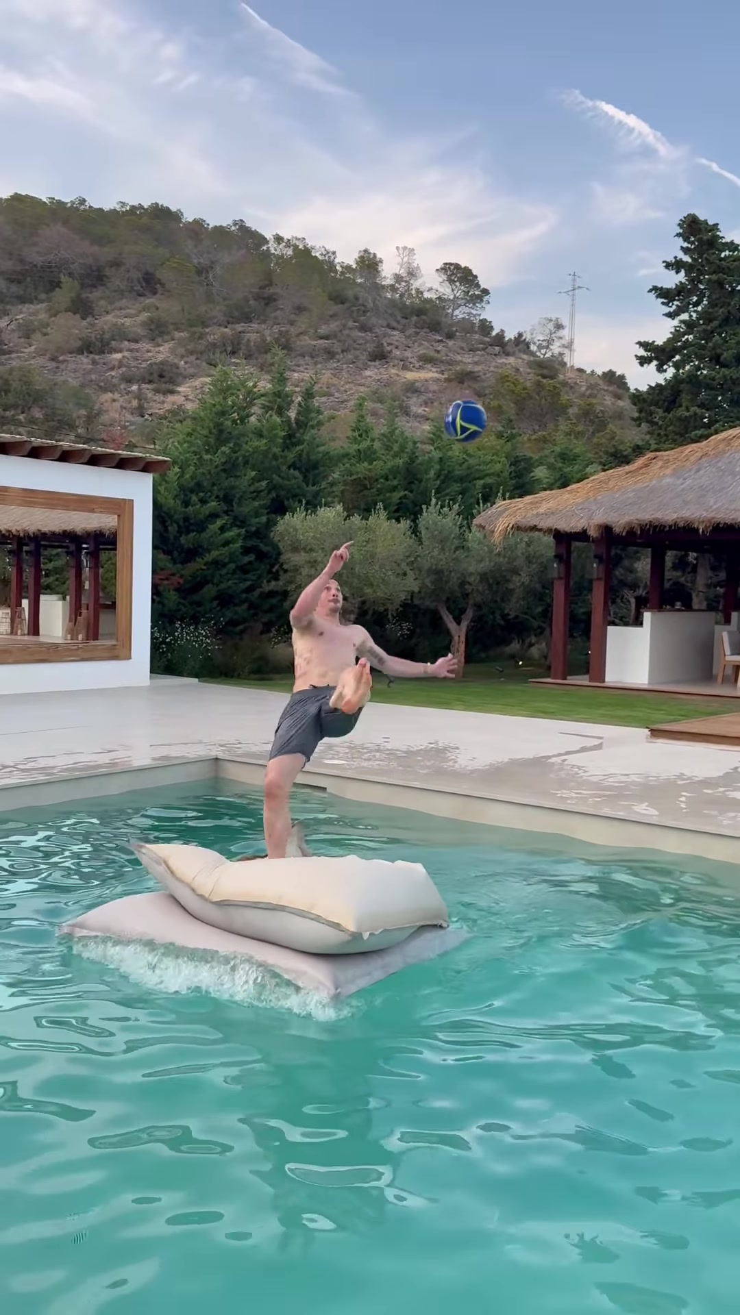 B王又来装B了伊布在泳池上尝试倒钩是真不怕摔倒磕脑袋