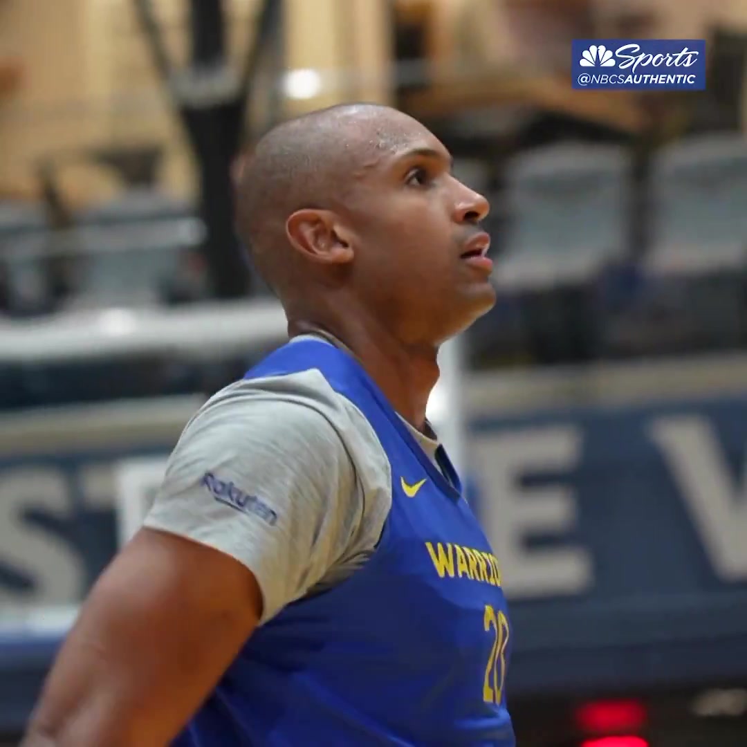 39岁了依旧卖力霍福德身披勇士训练服认真进行罚球训练