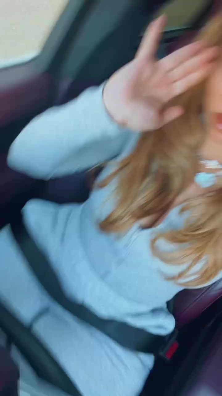 登哥女友开着车还自拍啊这个可不提倡哦