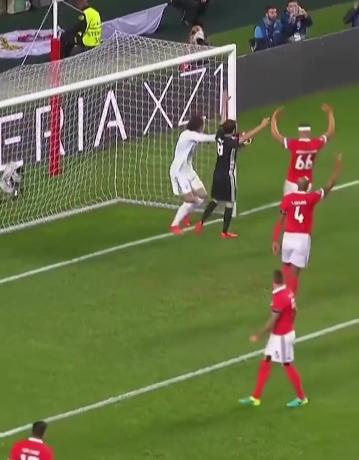 谁能不犯错网友卢卡库这个拥抱可能拯救了他的职业生涯