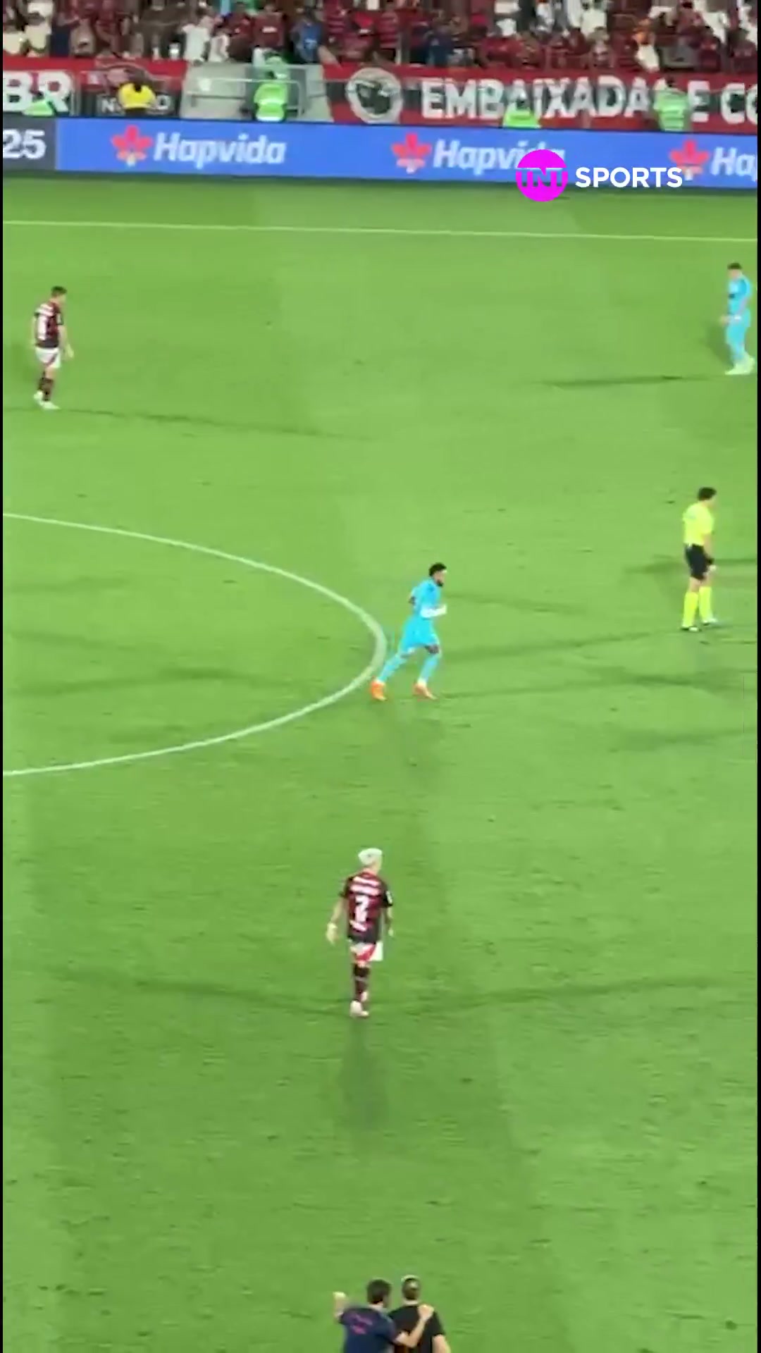 内马尔回防去拿球结果队友居然把球直接踢向前了