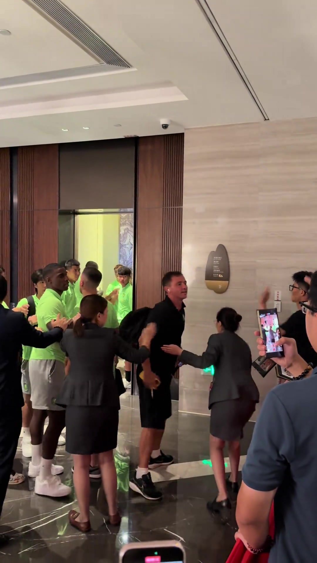 实拍国安众将与球迷在酒店对峙王刚情绪激动险冲出电梯理论