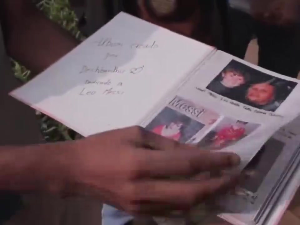 时间线完美印度球迷展示记录梅西职业生涯的相册